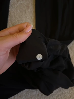 Svarta Lululemon Pants - Säljer ett par svarta Lululemon Groove Nulu Super-High-Rise Flared Pants i storlek 2. Byxorna har hög midja, utsvängda ben och är gjorda i det mjuka och stretchiga Nulu-materialet som känns som en andra hud. Perfekta för yoga, pilates eller chill dagar. De är noppriga vilket de blir, men super enkelt och få bort med noppborttgare 