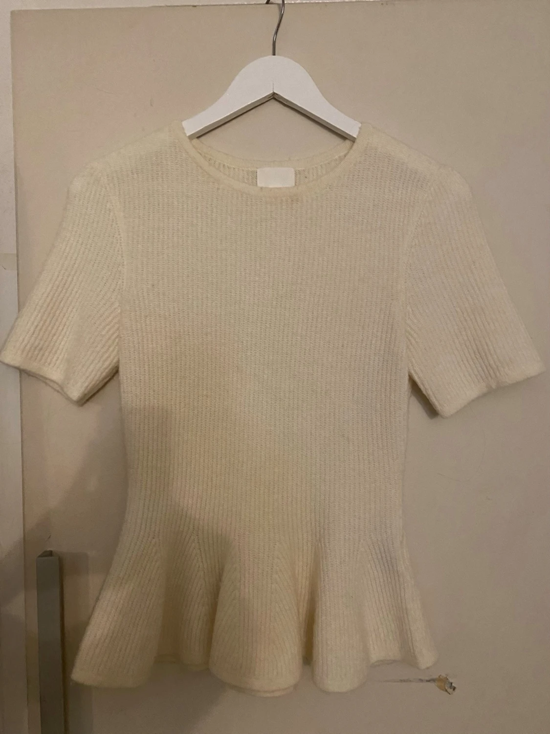 Beige stickad topp med volangkant