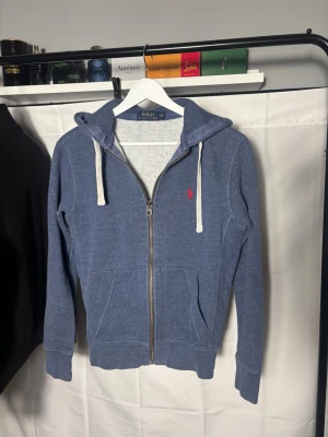 Ralph lauren zip hoodie - Storlek S modell 170, 55kg mycket fint skick nypris 2299kr mitt pris 799kr skriv vid frågor!