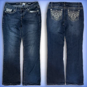 Bootcut project/indigo jeans - Ett par snygga bootcut Project/indigo jeans i ett fint skick (uppsydda) Innerbenslängd: 72cm💙 midjemått tvärs över: 38cm💙