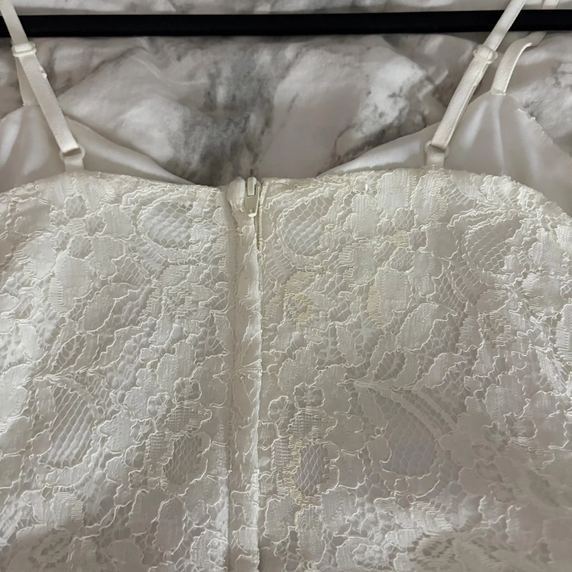 Vit spetsklänning med smala axelband - 2