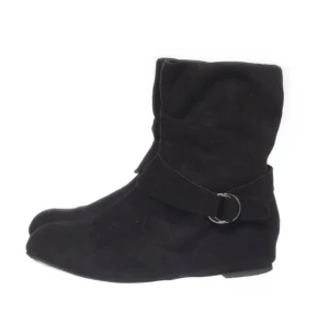 Svarta låga boots - Svarta ankelboots i storlek 40. Köpte på Sellpy men har inte använt dem själv. Lite dammiga men annars bra skick.