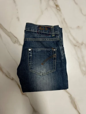 Dondup jeans - Säljer nu ett par riktigt feta Dondup George jeans. Jeansen Waist står inte så här är måtten istället: Midjan är 35,8 cm längd 99,5 cm. Om du har några funderingar så är det bara att fråga på! ❇️
