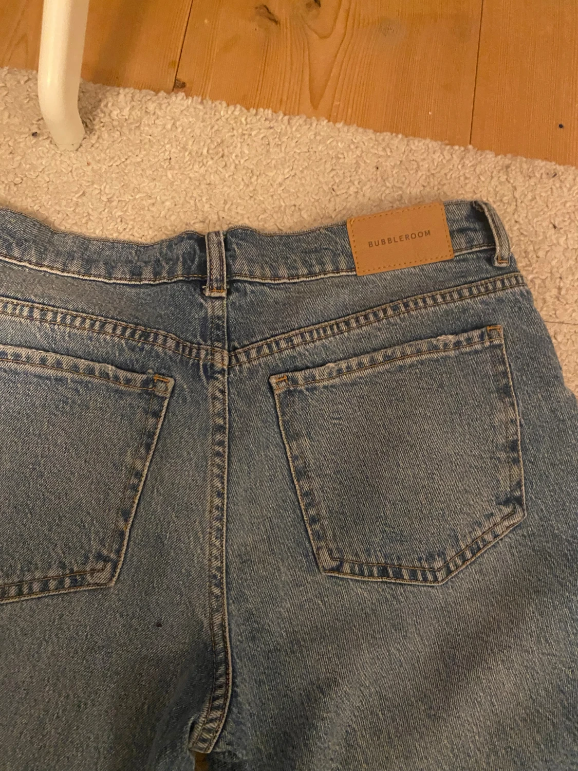 Blå baggy jeans från Bubbleroom