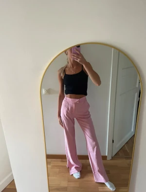 Ljusrosa vida byxor  - Säljer dessa ljusrosa byxor med hög midja, vida ben & en slits nedtill på benet. Aldrig använda, ifrån Bershka. Storlek XS🩷