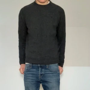 Morris mörkgrå tröja - Säljer en sjukt fet ull tröja från Morris. Strl på tröjan är M men sitter mer som S–M. Tröjan är i bra skick eftersom den har varit väl omhändertagen. Hör gärna av er vid frågor eller funderingar!!