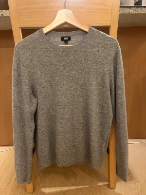 Uniqlo cashmere - Uniqlotröja i 100% cashmere i nyskick. Storlek XS. Hör av er för frågor.