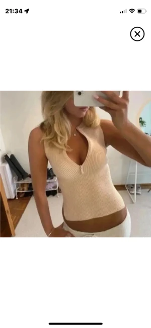Beige ribbad ärmlös linnetopp - Säljer denna skit snygga topp från Zara då den inte kommer till användning! Beställ innan 19de (ink) så jag hinner posta, kommer vara bortrest efter!☺️☺️