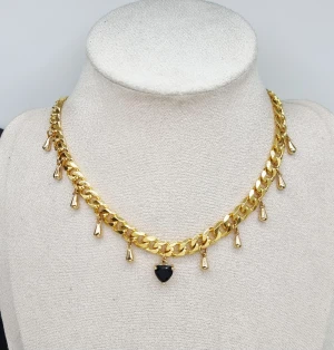 Guldpläterat halsband med hjärta  - Liknande Maria Nilsdotters smycke.Guldpläterat halsband.  Kedjetjocklek-8mm 