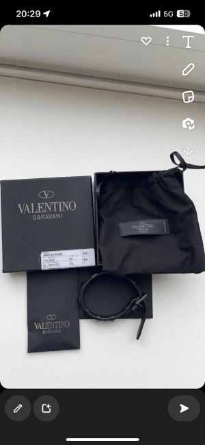 Svart valentino armband - Valentino armband i väldigt bra skick, skriv för frågor mvh Ted
