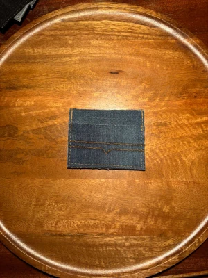 Blå R’essentials korthållare med Ralph Lauren brodering - Stilren och hållbar blå denim korthållare med Ralph Lauren brodering. Egendesignad och egentillverkad av 100% autentiskt material. Skriv för mer bilder eller övriga funderingar.