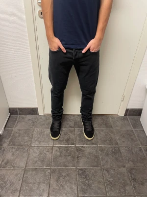 Dondup George jeans - Svarta Dondup George jeans. Bra skick. Pris kan självklart diskuteras!!