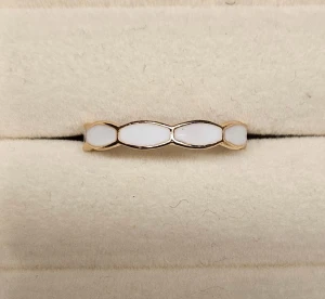 Vit och guldig ring med ovala detaljer✨️ - Snygg ring i guldton med vita ovala inslag runt hela bandet. Perfekt för dig som gillar stilrena och moderna smycken med en unik twist. Enkel att matcha med andra accessoarer och passar till många olika looks✨️🫶