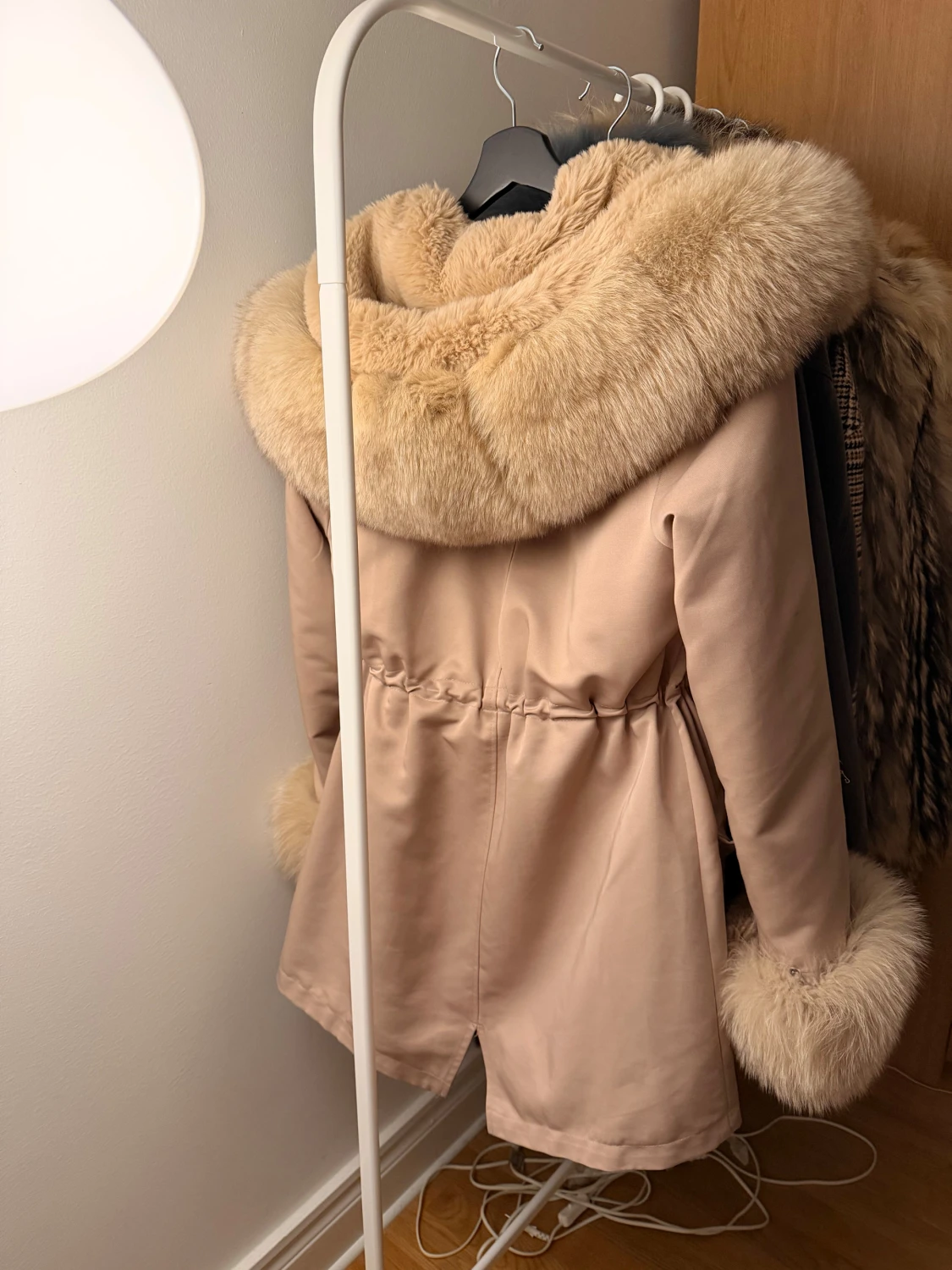 Beige pälsjacka med fluffig huva - 2