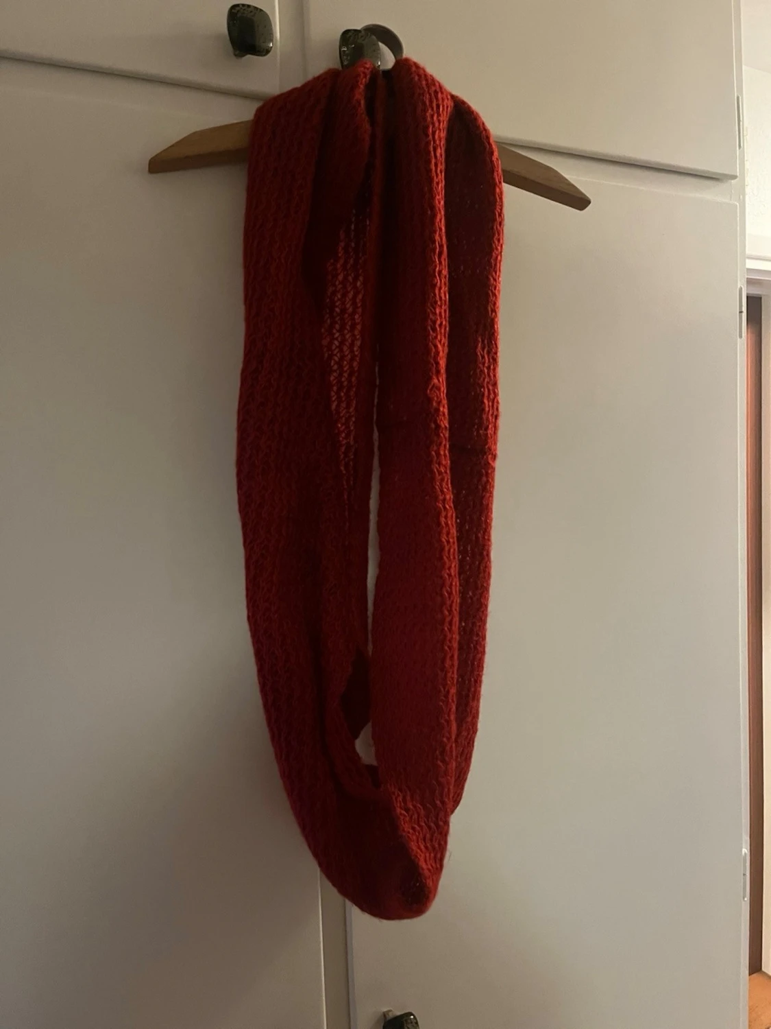 Röd stickad halsduk  - 1