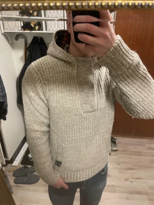 Beige stickad hoodie - Väldigt snygg unik beige stickad hoodie. Modellen är 180cm, 75kg. Priset kan såklart diskuteras!