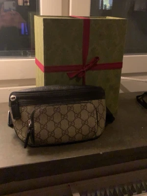 Gucci Eden bag - Sho säljer denna feta Gucci Eden väskan, säljer den pga att jag behöver pengar till en annan sak. Inga skador har används ibland men sparsamt, priset är ej hugget i sten så vid snabb affär kan priset diskuteras!