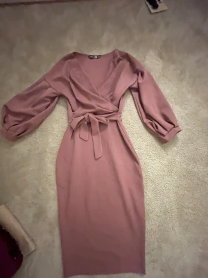 Ljusrosa omlottklänning Boohoo - Ljusrosa klänning från boohoo