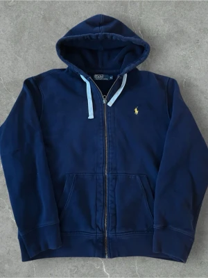 Ralph Lauren Zip Hoodie Mörkblå - 📍Storlek:XL  💪🏽Skick:Mycket bra   📐Mått:Längd:68cm:Bred:50cm:  📎Material:84%Bomull:16%polyester  📦Skickar alltid inom 24h  💸Köp fler plagg för att få billigare pris  ✅Äkthetsgaranti