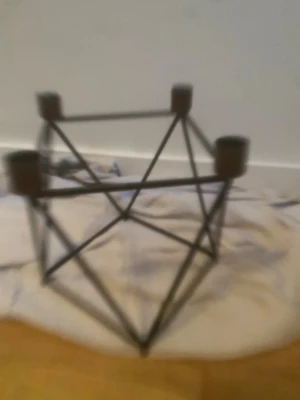 Trendig ljusstake  - En häftig ljusstake i metal plats för 4st stora ljus.