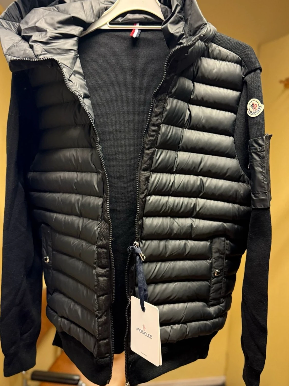 Svart cardigan med luva från Moncler