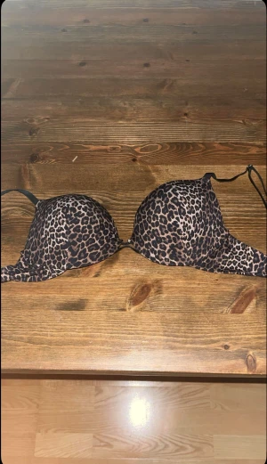 Leopardmönstrad bh från Primark - Snygg leopardmönstrad bh från Primark i storlek 70C. Modellen är en Maximise T-Shirt, push up. Aldrig använt köptes i somras, går inte att få tag på i Sverige