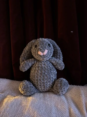 Virkad jellycat kanin🤍 - Grå virkad jellycat inspirerad jellycat kanin i 100% polyester! 