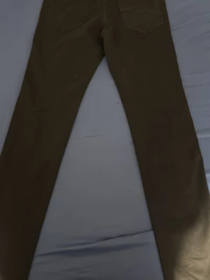 Replay mörkgrå hyperflex jeans - Snygga mörkgrå jeans från Replay med klassisk femficksdesign och svarta Replay-märket på bakfickan. Jeansen har smal passform och raka ben, tillverkade i mjukt jeansmaterial med stretch för extra komfort. Perfekt för dig som gillar stilrena och moderna jeans. Jeansen är helt nya och har endast prövats en gång inomhus. Inga skador och inga tecken på användning. Storlek 32/32. Pris kan diskuteras 👍