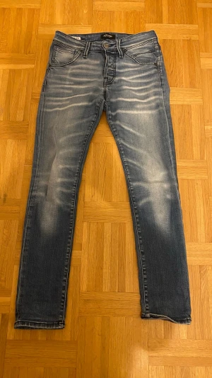 Jack & Jones jeans slim fit  - Riktigt snygga Jack and Jones jeans med snygga fades som har kommit vid användning. 29/30.Perfekta för dig som gillar vintage archive stil. De har inga defekter och är i mycket bra skick passar slim fit.