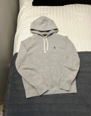 Grå Ralph Lauren Hoodie  - Grå Ralph Lauren Hoodie. Superfint skick, knappt använd, nästan ny. Storlek M, kan även passa en större S. Hör gärna av er vid funderingar🙌🏻