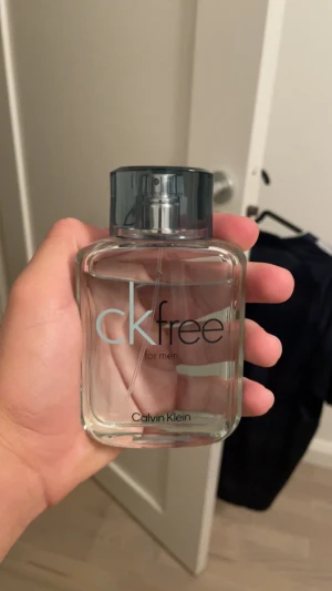 CK parfym - Stilren och modern herrparfym från Calvin Klein. Perfekt för dig som vill ha en fräsch och enkel doft i vardagen. Snygg flaska som passar in i alla badrum.