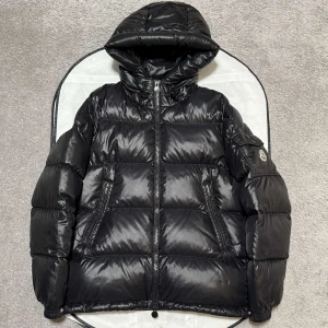 Moncler ecrins  - Moncler ecrins, storlek 0/xs, skick 9/10 ny årsmodell 2022, dustbag medföljer vid köp, slutsåld modell går ej att få tag på längre, vid funderingar hör av er.