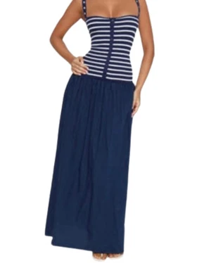 Marinblå långklänning från Fashion Nova - Supersnygg långklänning från Fashion Nova i marinblått och vitt. Överdelen är ribbad och randig med knappar framtill och smala axelband, medan kjolen är enfärgad och luftig. Perfekt för sommarens alla tillfällen när du vill känna dig både chill och stylish.