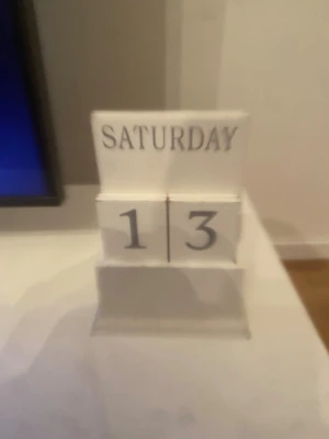 Trä almanacka  - Ett mycket fint trä monument i form av en almanacka i bästa skick.