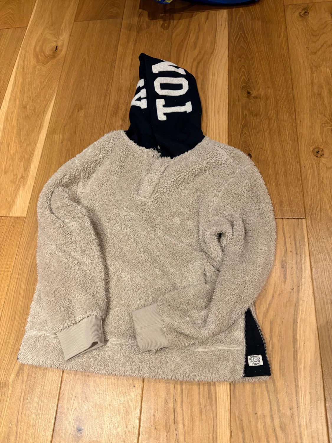 Beige fleecehoodie från Tommy Hilfiger
