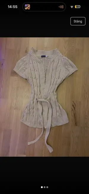 Snygg beige stickad kofta från Esmara i storlek S. Koftan har korta ärmar, ribbad krage och ett bälte i midjan så du kan justera hur tajt den ska sitta ❤️ finns vid frågor 