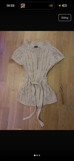 Beige stickad kofta från Esmara - Snygg beige stickad kofta från Esmara i storlek S. Koftan har korta ärmar, ribbad krage och ett bälte i midjan så du kan justera hur tajt den ska sitta ❤️ finns vid frågor 