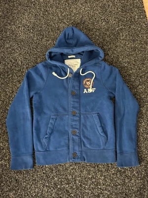 Abercrombie & fitch cardigan~sällsynt  - Säljer nu denna väldigt eftertraktade Abercrombie & fitch cardiganen. Skick 9/10, sjukt snygg och unik. Denna blir såld fort så skynda! Obs går ner i pris vid snabb affär! 