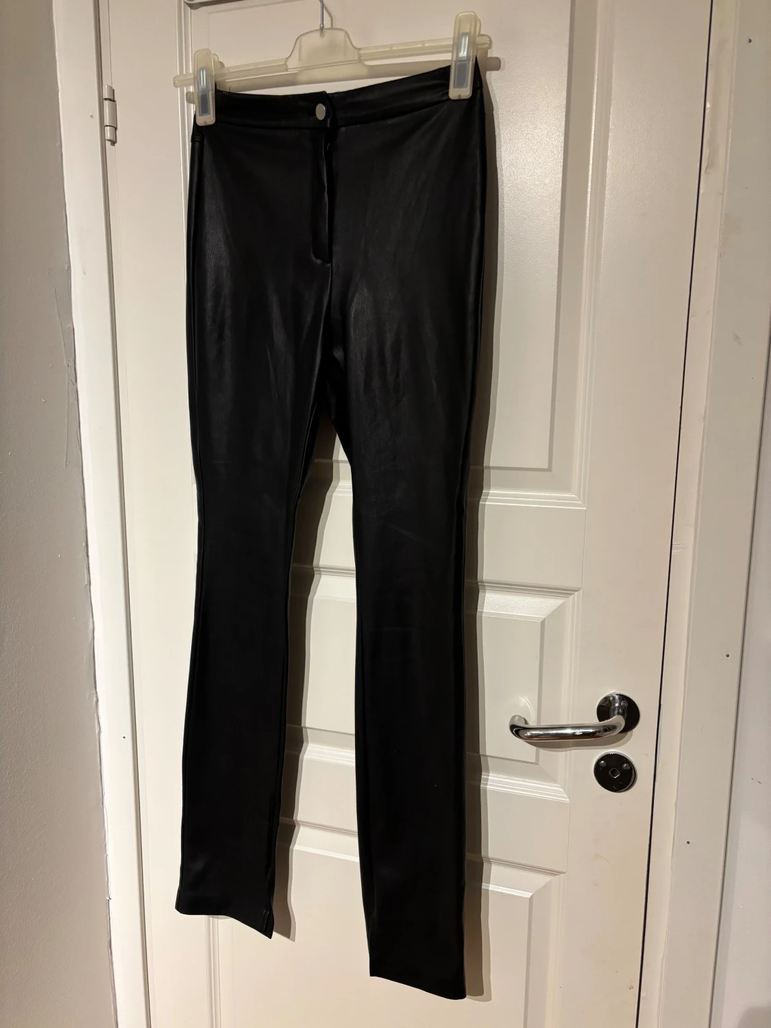 Svarta byxor i skinnimitation - 1