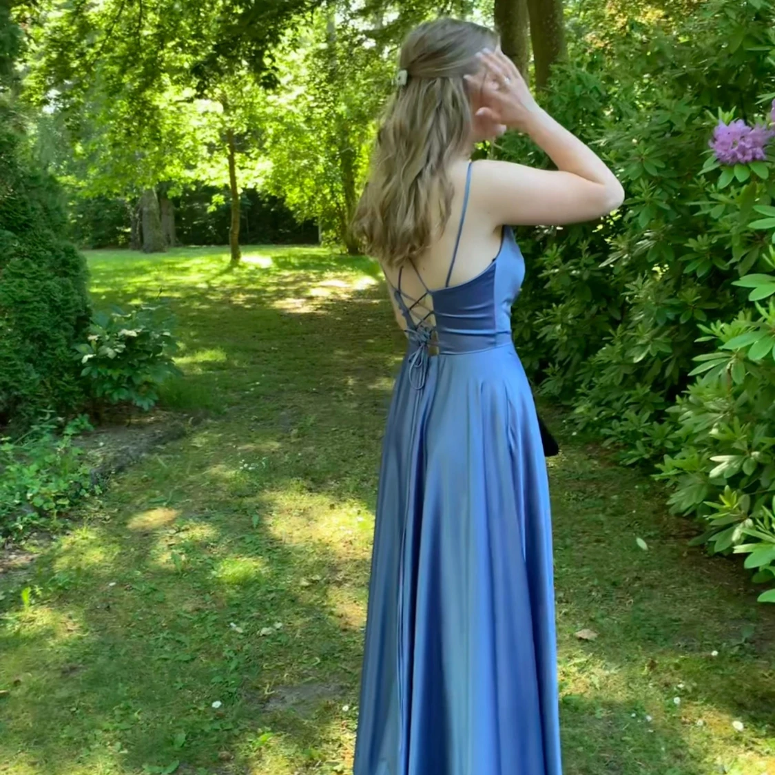 Blå långklänning i satin med snörning - 1