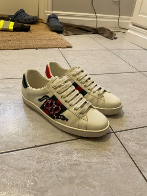 Gucci ace - Hej, säljer nu mina gucci ace då jag växt ur dom. De är i bra skick och väldigt snygga medans de passar bra till allt. Storlek 42
