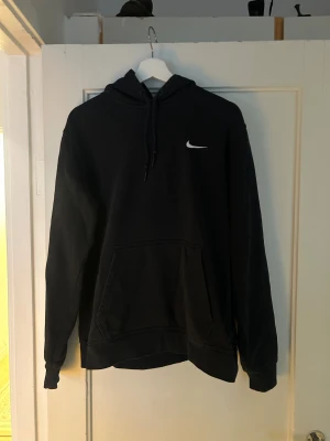 NIKE HOODIE - Säljer min Nike HOODIE i strl L. Nästan aldrig använd. 