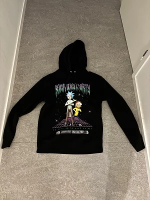 Rick & morty Hoodie - Rick & Morty Hoodie Cool och bekväm hoodie med motiv från den populära serien Rick & Morty. Tillverkad i mjukt och varmt material som passar perfekt för vardagsbruk. Klassisk passform med huva och känguruficka framtill. Ett måste för alla Rick & Morty-fans som vill ha en avslappnad men stilren look. Använder inte längre. M men funkar jätte bra som S