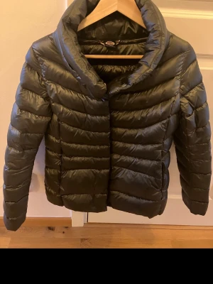 Svart dunjacka från Colmar - Säljer denna gröna colmar jacka! Skit snygg och i bra kvalitet, den är super varm och härlig nu i vinter samt att den har fodrade fickor! Storlek s (italiensk storlek 40)