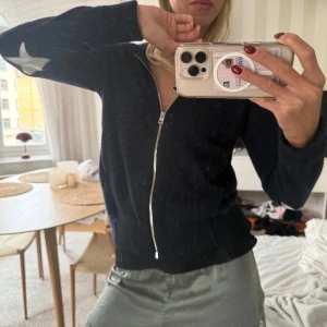 Zadig zip kofta  - Så fin kashmir zip” hoodie” från Zadig!! Silvriga stjärnor på vardera armbåge, liten luva bak. Storlek S 