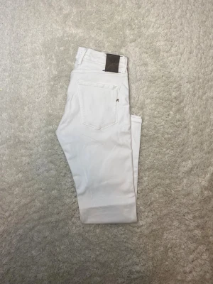 Vita Replay Anbass jeans  - Skick 9/10, inga defekter. |Storlek W31 L30| Modell Anbass vilket är slimfit| Gåva ingår vid köp!