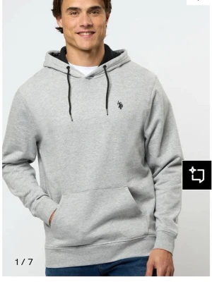Ralph lauren hoodie gråa - Bra skick men snöret är lite sönder kan bytas ut pris kan sänkas vid snabb äffär 