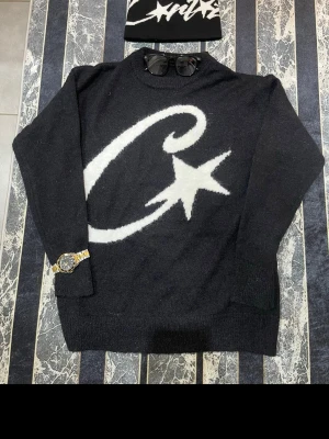 Cortiez & mössa  - Svart stickad tröja från Cortiez med mössa. Finns size S och finns size M och alla är helt helt helt nya oöppnade. Trust me jag skickar snabbt😉💯