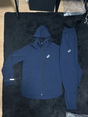 Asics tracksuit  -  ett blått träningsset från Asics med hoodie och byxor XS-XL