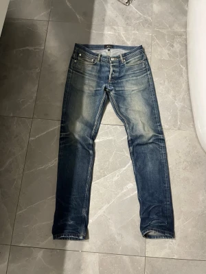 Apc selvedge jeans - Säljer dessa sjukt snygga apc selvedge jeansen med sköna fades. Dom är i bra skick förutom att de är lagade i grenen med märks ej vid an vändning (se sista bilden). Skriv vid minsta fråga/fundering👌